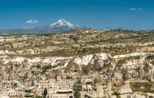 Turquía, el Parque Nacional Greme y las rocas de Cappadocia, ciudad de Ushisar y monte Erciyes enneig (antiguo volcán, 3917 m) (Patrimonio de la Humanidad de la UNESCO).) - foto de stock