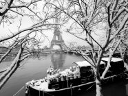 France, Paris, 16th arrondissement, barge quai enneige on bottom of Eiffel tower / Snow covered river Seine houseboat facing Eiffel tower, 16th arrondissement, Paris, France — Photo de stock