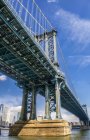 США, Нью-Йорк, Манхэттенский мост (1909) между Бруклином и Манхэттеном — стоковое фото