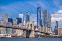 Usa, Nueva York, Manhattan, Brooklyn Bridge (1883) y las torres de Lower Manhattan. - foto de stock