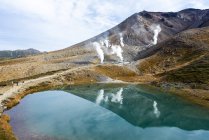Lago da montanha no parque nacional de Daisetsuzan, província de Hokkaido, Japão — Fotografia de Stock
