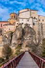 España, comunidad autónoma de Castilla - La Mancha, ciudad de Cuenca, puente de San Pablo y ciudad vieja sobre los acantilados (Patrimonio de la Humanidad por la UNESCO) (Pueblo más hermoso de España)) - foto de stock