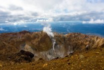Excursión al volcán Meakandake, prefectura de Hokkaido, Japón. - foto de stock