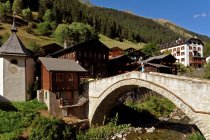 Suíça, cantão de Valais, Vale Binntal, aldeia de Binn, sua famosa ponte no rio Binn — Fotografia de Stock