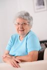 Isoliertes Porträt einer fröhlichen und dynamischen Seniorin zu Hause — Stockfoto