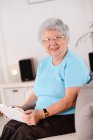 Isoliertes Porträt einer fröhlichen und dynamischen Seniorin zu Hause — Stockfoto