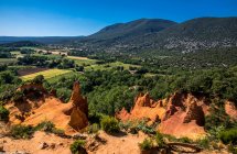 Francia, Vaucluse, Rustrel, Colorado paesaggio di provenienza — Foto stock