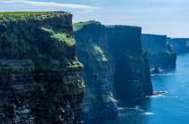 Europa, Republik Irland, County Galway, Aran Islands, Inishmore Island, Klippen, die am Meer in der Nähe des prähistorischen Ringforts von Dun Aengus (Aonghasa) gegraben wurden (1100 v. Chr. - 800 n. Chr.)) — Stockfoto