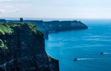 Europe, Republic of Ireland, Clare County, Burren and Cliffs of Moher Geopark (UNESCO World Heritage), view on the O'Brien tower and the South cliffs — Stock Photo