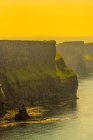 Europa, República da Irlanda, Condado de Galway, Ilhas Aran, Ilha de Inishmore, falésias escavadas pelo mar perto do local pré-histórico de Ringfort Dun Aengus (Aonghasa) (1100 aC - 800 aC) — Fotografia de Stock
