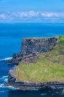 Europa, Republik Irland, County Galway, Aran Islands, Inishmore Island, Klippen, die am Meer in der Nähe des prähistorischen Ringforts von Dun Aengus (Aonghasa) gegraben wurden (1100 v. Chr. - 800 n. Chr.)) — Stockfoto