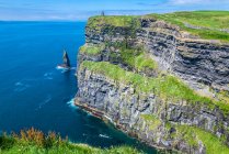 Europa, Republik Irland, Clare County, Burren und Cliffs of Moher Geopark (UNESCO-Weltkulturerbe), Nordklippen und Felsaufschlüsse durch Meereserosion, von den Südklippen aus gesehen — Stockfoto