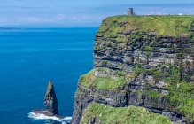 Europa, República da Irlanda, Condado de Clare, Burren e Cliffs of Moher Geopark (Património Mundial da UNESCO), falésias do Norte e afloramento rochoso causado pela erosão do mar, visto das falésias do Sul — Fotografia de Stock