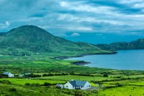 República de Irlanda, Condado de Kerry, Panínsula de Iveragh, Anillo de Kerry, paisaje agrícola junto al mar - foto de stock