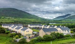 Republic of Ireland, County Kerry, Iveragh Peninsula, Ring of Kerry, houses in the outskirts of the city of Cahersiveen — Stock Photo