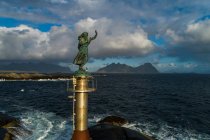 Noruega, Islas Lofoten, Svolvaer, Vagan. Estatua esposa pescador - foto de stock