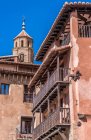 Испания, местечко Арагон, провинция Теруэль, деревня Альбаррасин (Most Festival Village in Spain), дом с деревянными балконами — стоковое фото