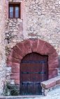 Іспанія, автономне співтовариство Арагону, провінція Теруель, Альбаррацин лихослів'я (Найкрасивіше село в Іспанії), двері — стокове фото