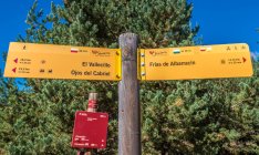 Spagna, comunità autonoma di Aragona, Provincia di Teruel, Sierra de Albarracin Comarca, Sierra de Albarracin, cartello su un percorso — Foto stock