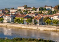 Francia, Charente Maritime, Tonnay-Charentes, la orilla del río Charente - foto de stock