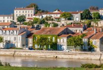 Francia, Charente Maritime, Tonnay-Charentes, la riva del fiume Charente — Foto stock
