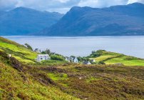 Europa, Gran Bretaña, Escocia, Hébridas, al sureste de la Isla de Skye, granjas junto al océano en Point of Sleat - foto de stock