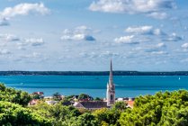 France, Gironde, Arcachon Bay, Arcachon, Ville de Printemps district, the Bassin and the bell tower of the church Notre-Dame — Stock Photo