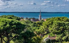 France, Gironde, Arcachon Bay, Arcachon, Ville de Printemps district, the Bassin and the bell tower of the church Notre-Dame — Stock Photo