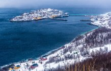 Noruega, condado de Tromso, ilha de Senja, fiorde, porto de bacalhau Husoy — Fotografia de Stock