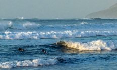 Spanien, Kanarische Inseln, Lanzarote, Surfer — Stockfoto
