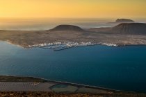 Spanien, Kanarische Inseln, Insel Lanzarote, Aussichtspunkt vom Mirador del Rio, Blick auf die Inseln La Graciosa und Montana Clara, Hafen Caleta de Selva — Stockfoto