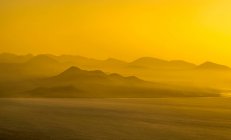 España, Islas Canarias, Isla de Lanzarote, Mirador del Río, puesta del sol - foto de stock