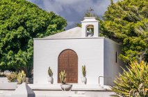 Espanha, Ilhas Canárias, Ilha Lanzarote, capela da aldeia de Caleta de Famara — Fotografia de Stock