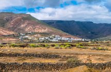 España, Islas Canarias, Isla de Lanzarote, pueblo en la montaña - foto de stock