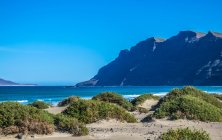 España, Islas Canarias, Isla de Lanzarote, playa en Caleta de Famara - foto de stock