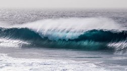 España, Islas Canarias, isla de Lanzarote, ola gigantesca en El Golfo - foto de stock