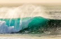 Espanha, Ilhas Canárias, Ilha Lanzarote, onda gigantesca em El Golfo — Fotografia de Stock