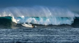 España, Islas Canarias, Lanzarote, moto acuática frente a una ola gigante en El Golfo - foto de stock