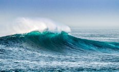 España, Islas Canarias, Lanzarote, ola gigante en El Golfo - foto de stock