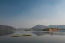 Palácio no meio de um lago, Jaipur, Índia — Fotografia de Stock