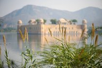 Palácio no meio de um lago, Jaipur, Índia — Fotografia de Stock