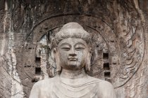 Голова статуї Вайрокана Баудха в печерах Лонгмен, Лоян, Хенан, Китай. — стокове фото