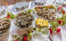 Francia, ostras en una mesa de Navidad - foto de stock