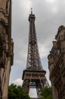 Tour Eiffel s'élevant à travers les bâtiments haussmanniens, Paris, France — Photo de stock
