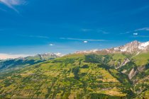 France, Savoie, vue panoramique depuis la terrasse du club méditerranéen de la station des arcs en été — Photo de stock