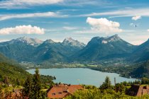 Frankreich, Savoyen, Annecy, Blick auf den See, überflogen von Gleitschirmen — Stockfoto