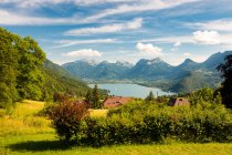 France, Savoie, Annecy, vue panoramique sur le lac survolé par des parapentistes — Photo de stock