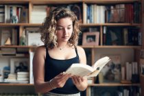 Teenager-Mädchen und der Alltag. Lesung — Stockfoto