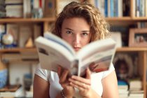 Menina adolescente e vida cotidiana. Leitura — Fotografia de Stock