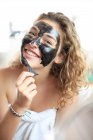 Девочка-подросток делает маску для лица — стоковое фото